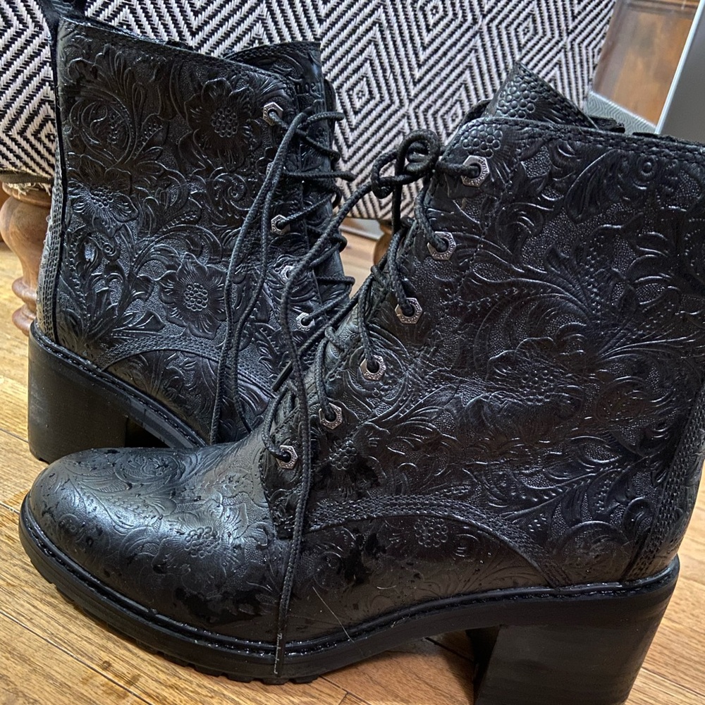 Timberland etched black boots